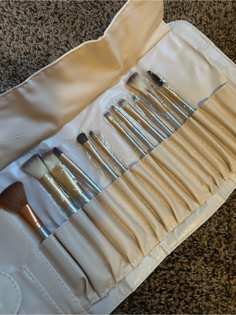 Travel Makeup Brush Set, White Roll-Up Case, Travel Size, For All Skin Types